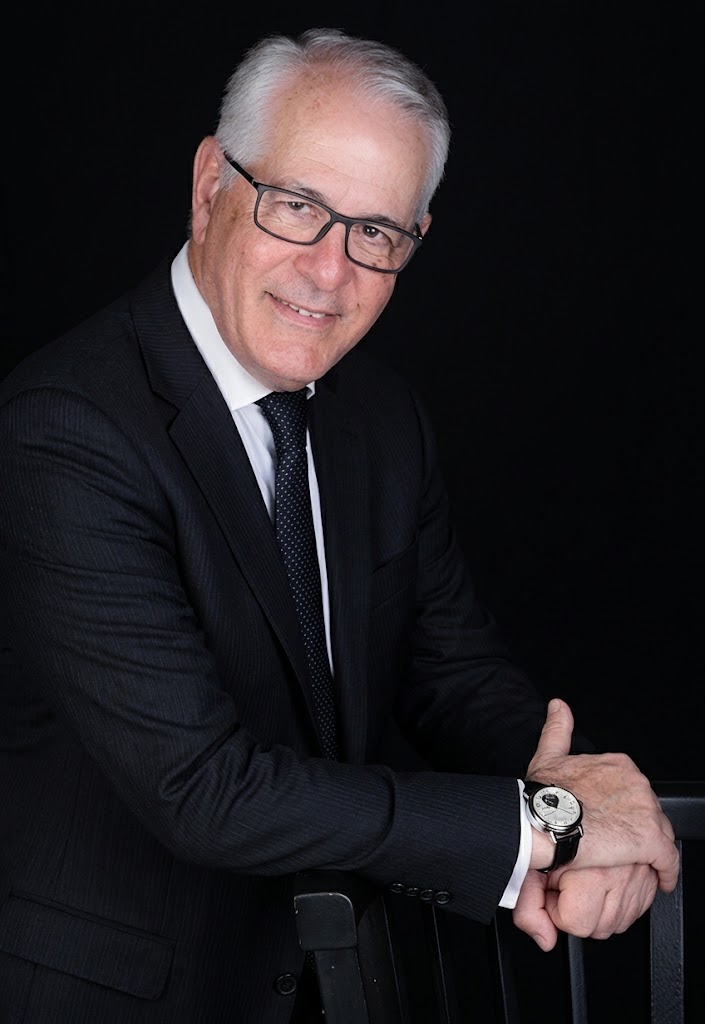 Retrato de Paulo Gomes, escritor e fundador da Excalibur Editora.