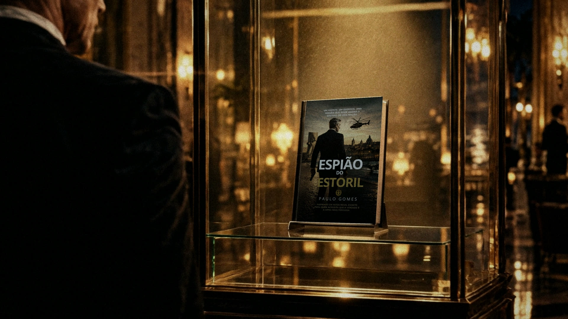O livro Espião do Estoril numa vitrine iluminada